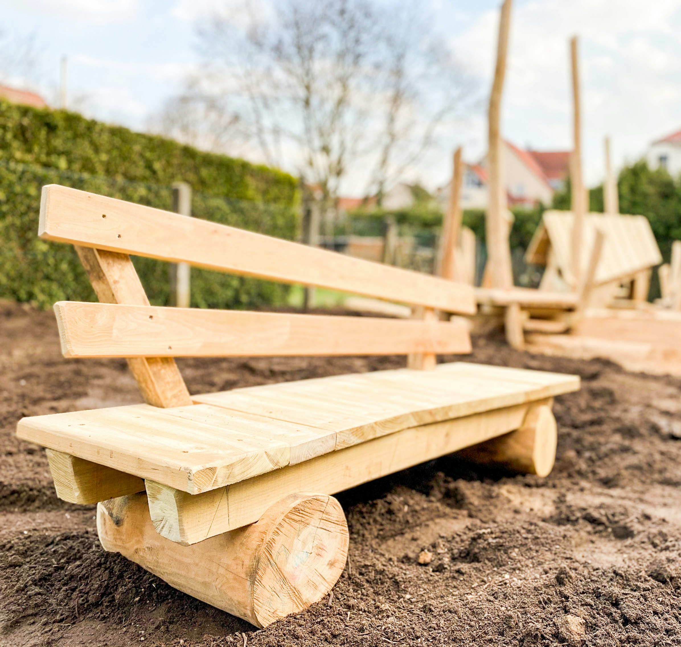 Holzbank und Spielplatz aus Robinie