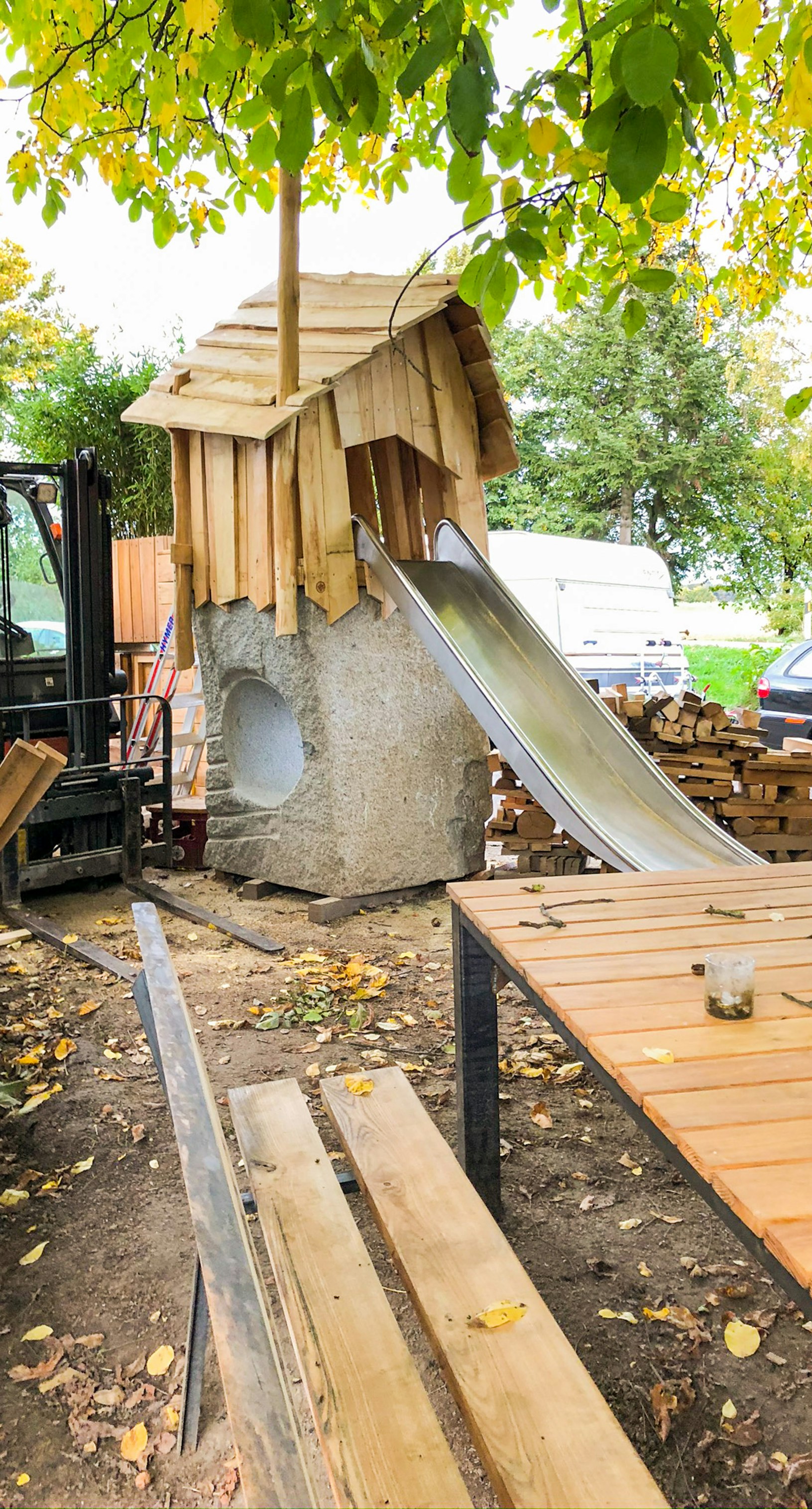 Steinhäuschen mit Rutsche für Spielplätze