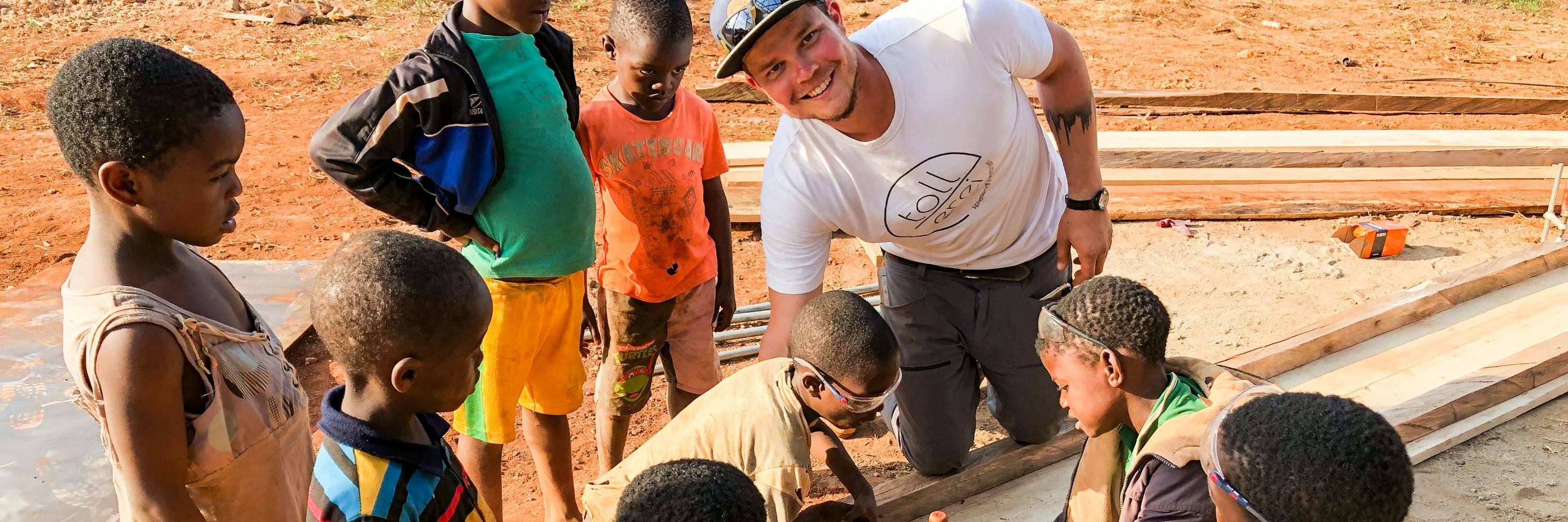 Spielplatzbau bei Beteiligungsprojekt in Afrika