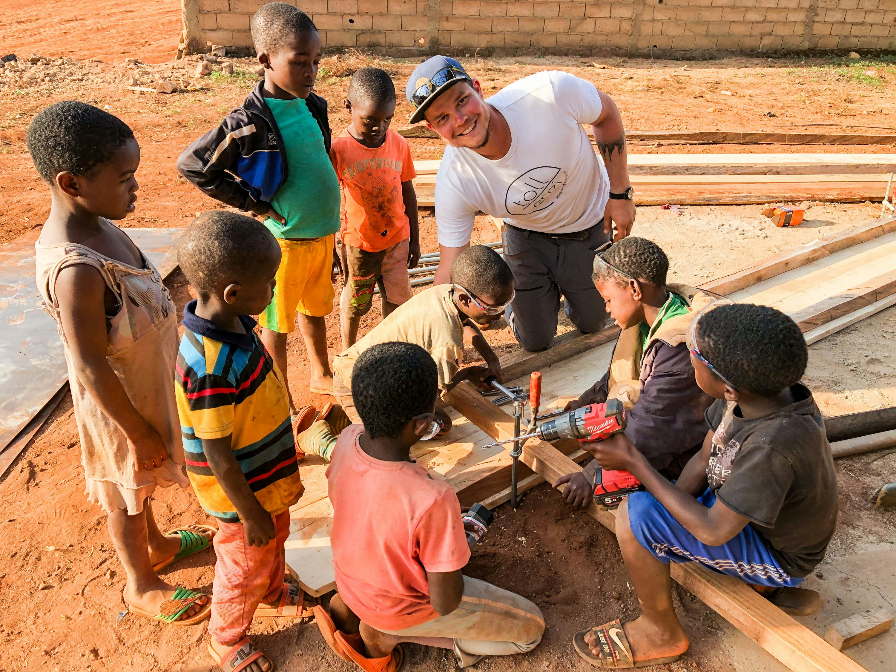 Spielplatzbau bei Beteiligungsprojekt in Afrika
