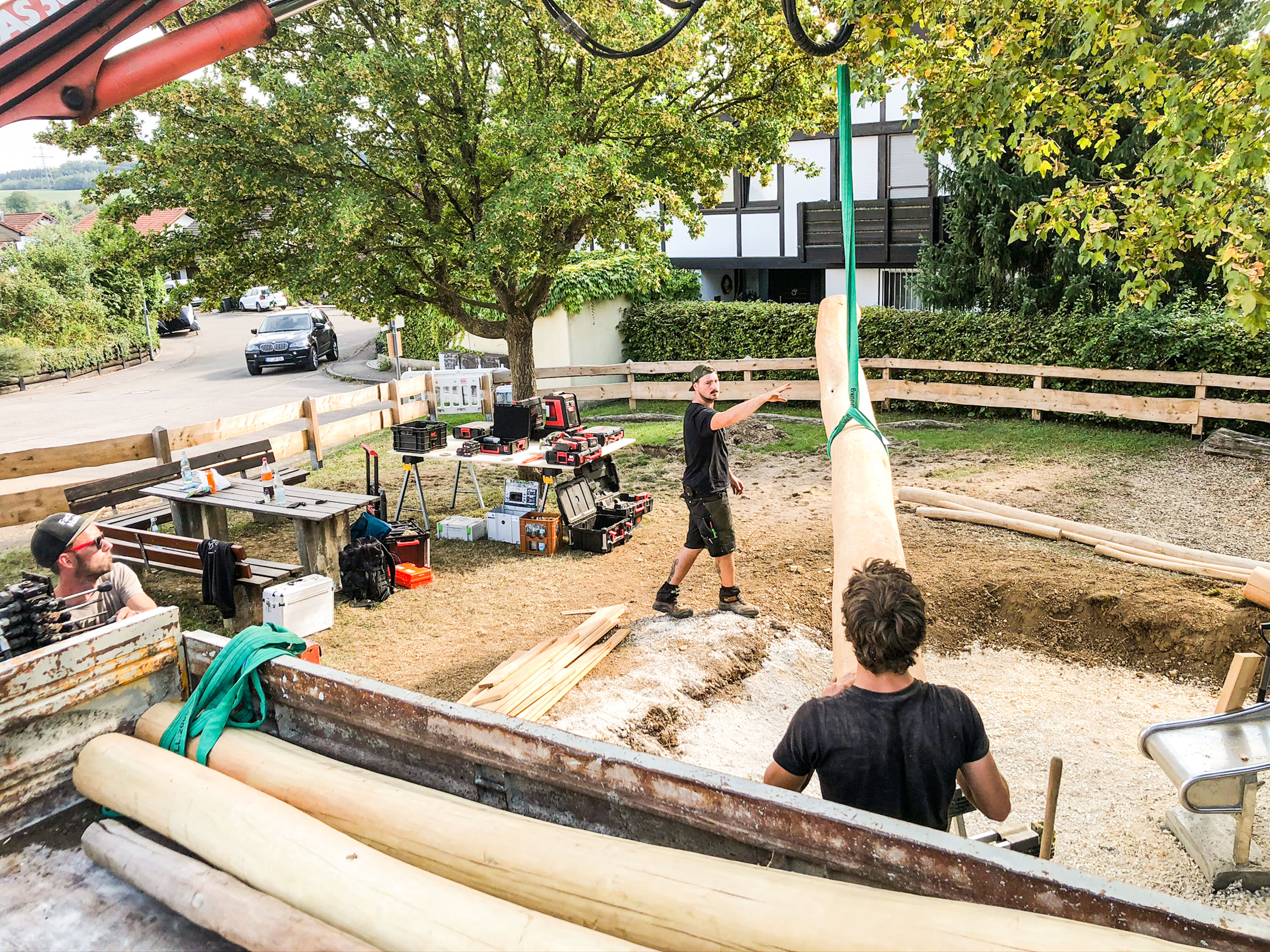 Ein Team der tollerei lädt einen Stamm bei Spielplatz ab