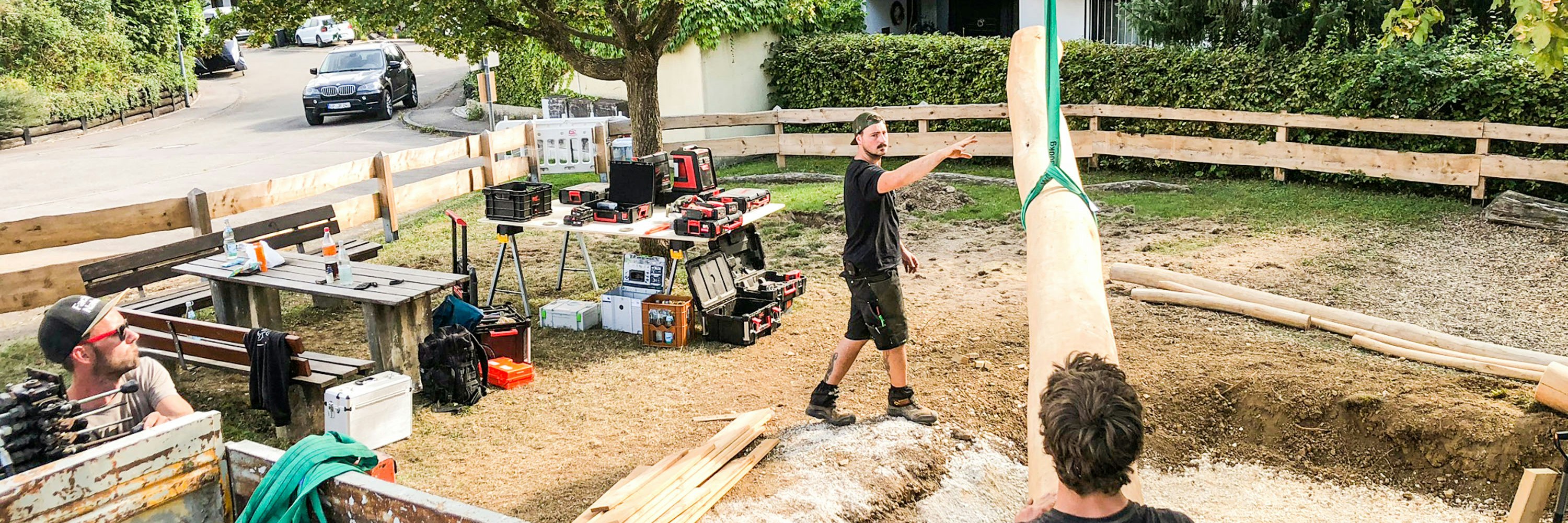Ein Team der tollerei lädt einen Stamm bei Spielplatz ab