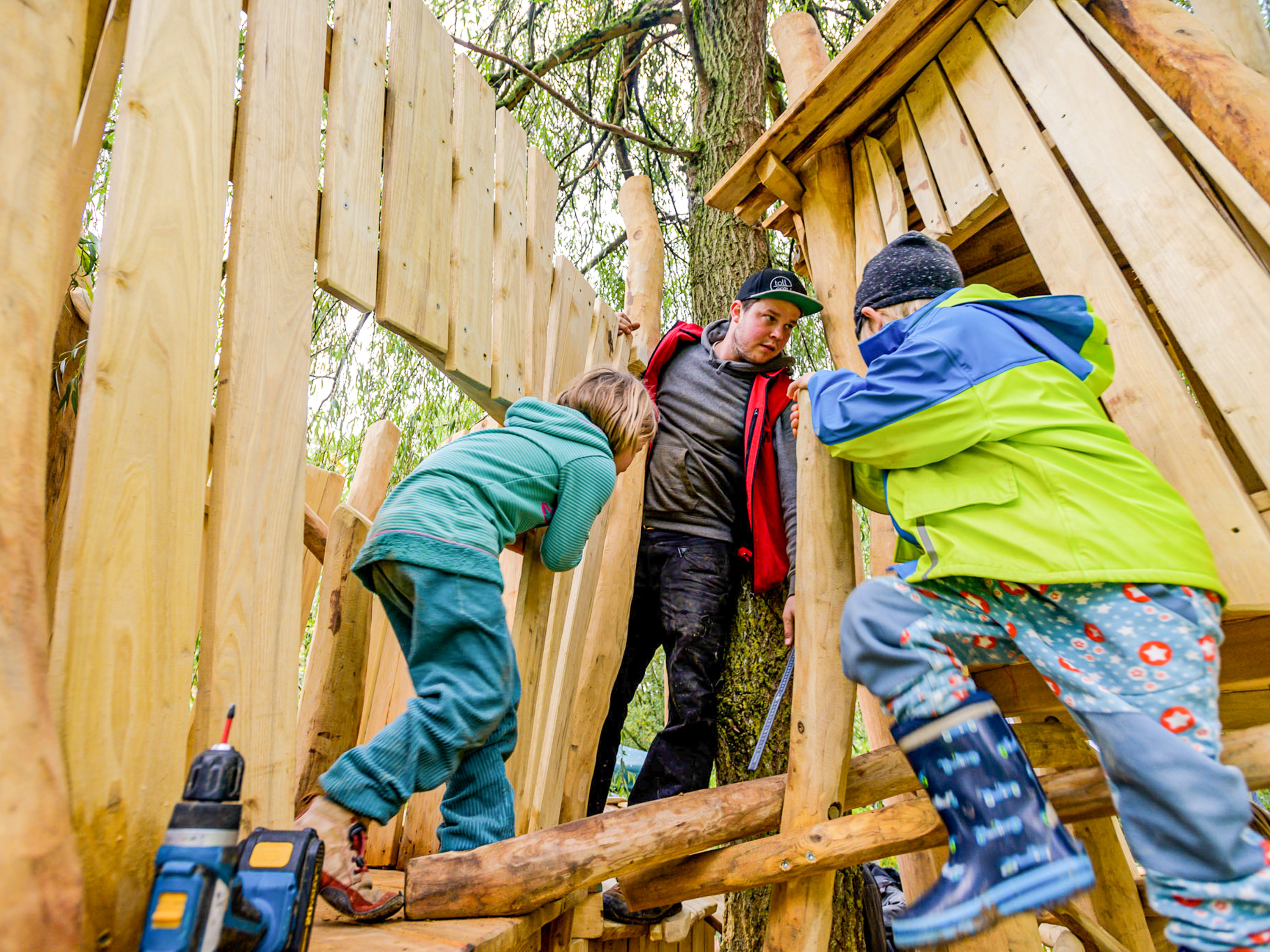 Leander Dreißig mit Kindern der Community bei Beteiligungsprojekt