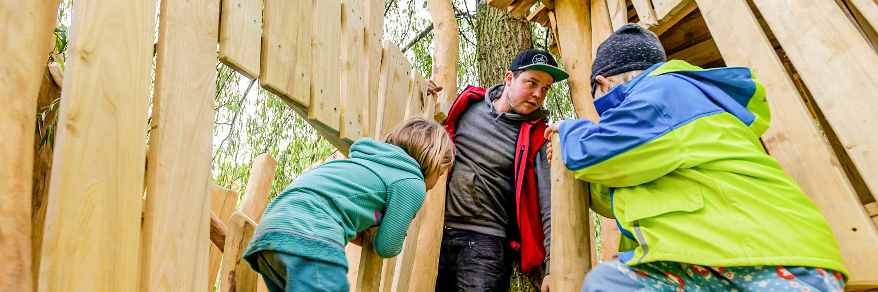 Leander Dreißig mit Kindern der Community bei Beteiligungsprojekt