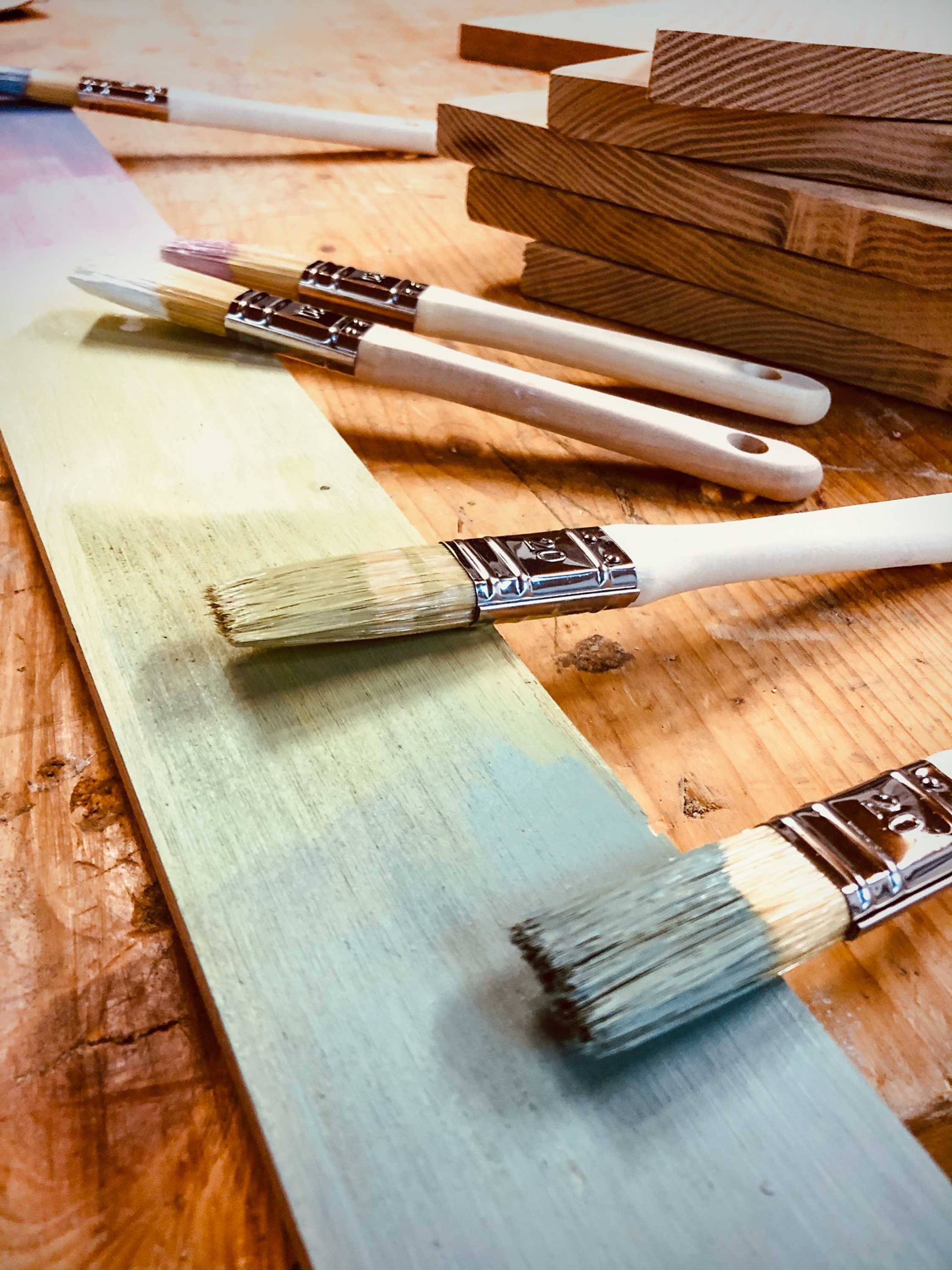 Malerarbeiten an Holz mit Pinseln