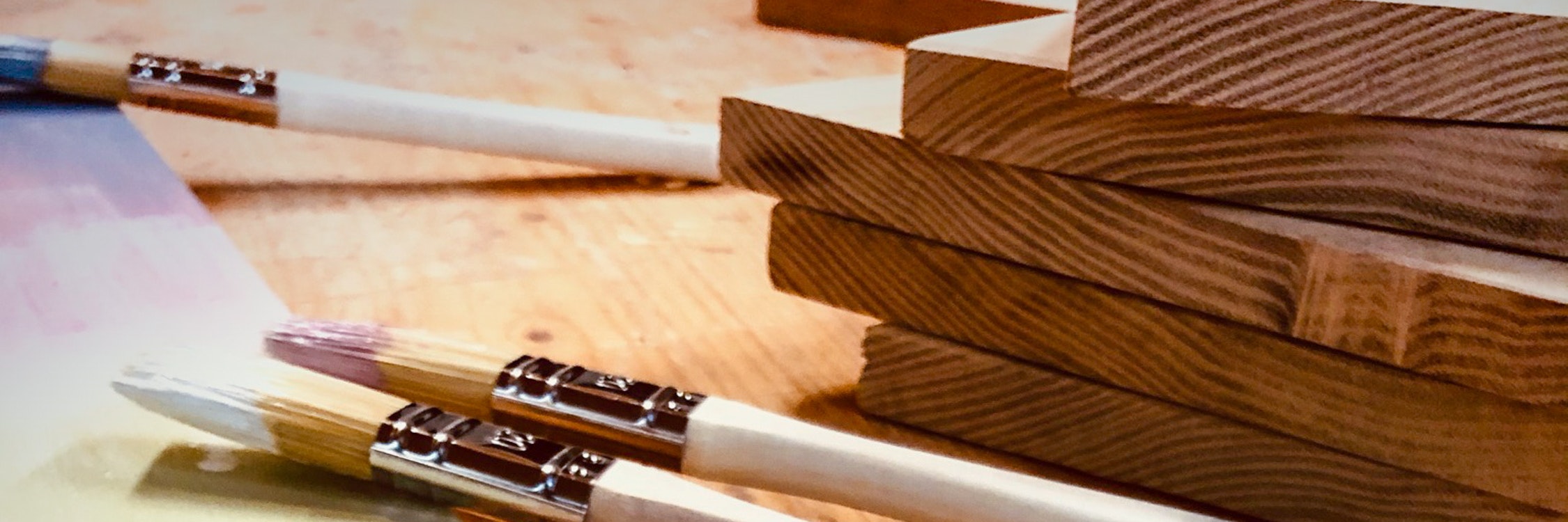 Malerarbeiten an Holz mit Pinseln