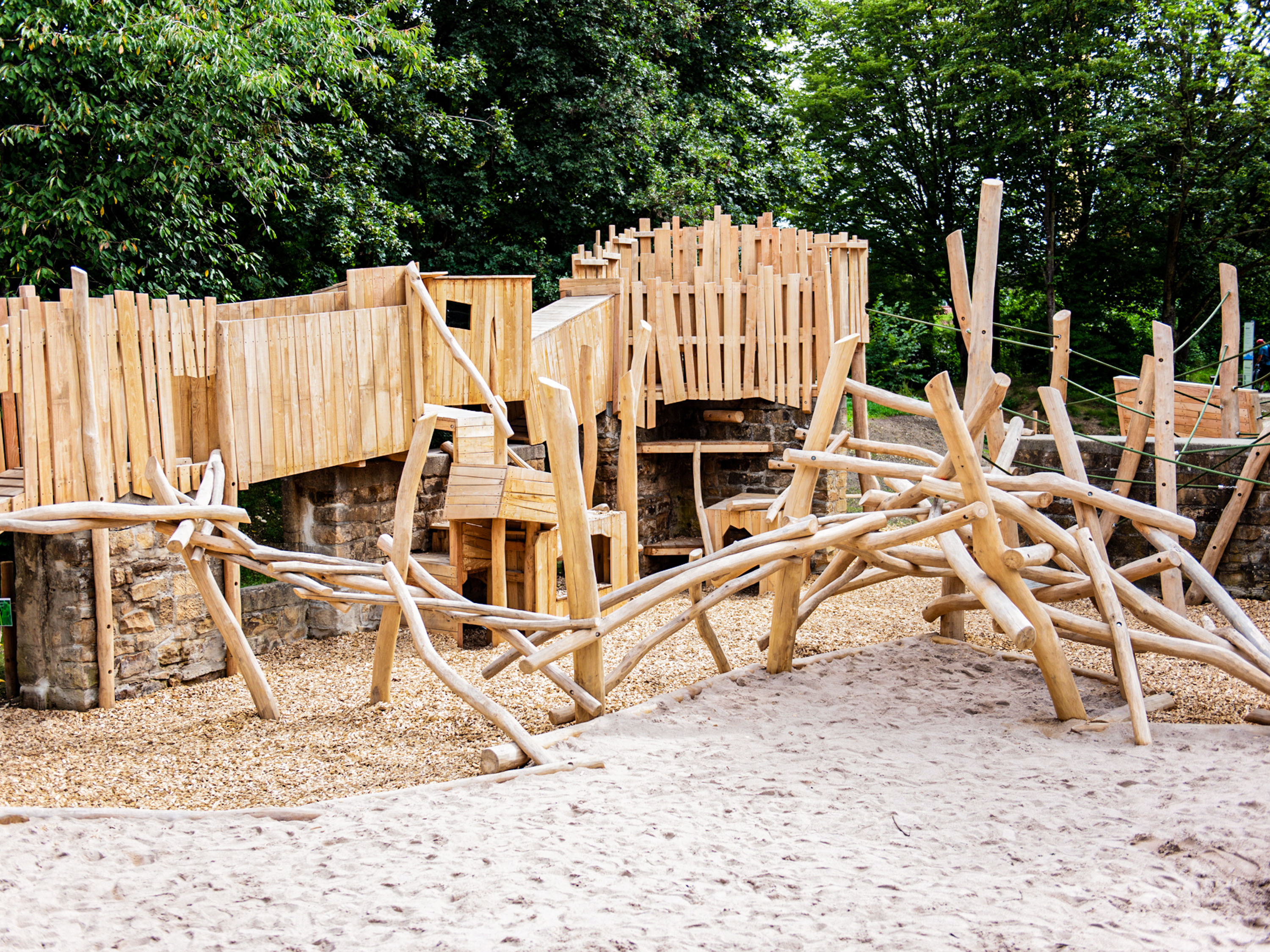 Spielplatz aus Robinie gebaut von der tollerei