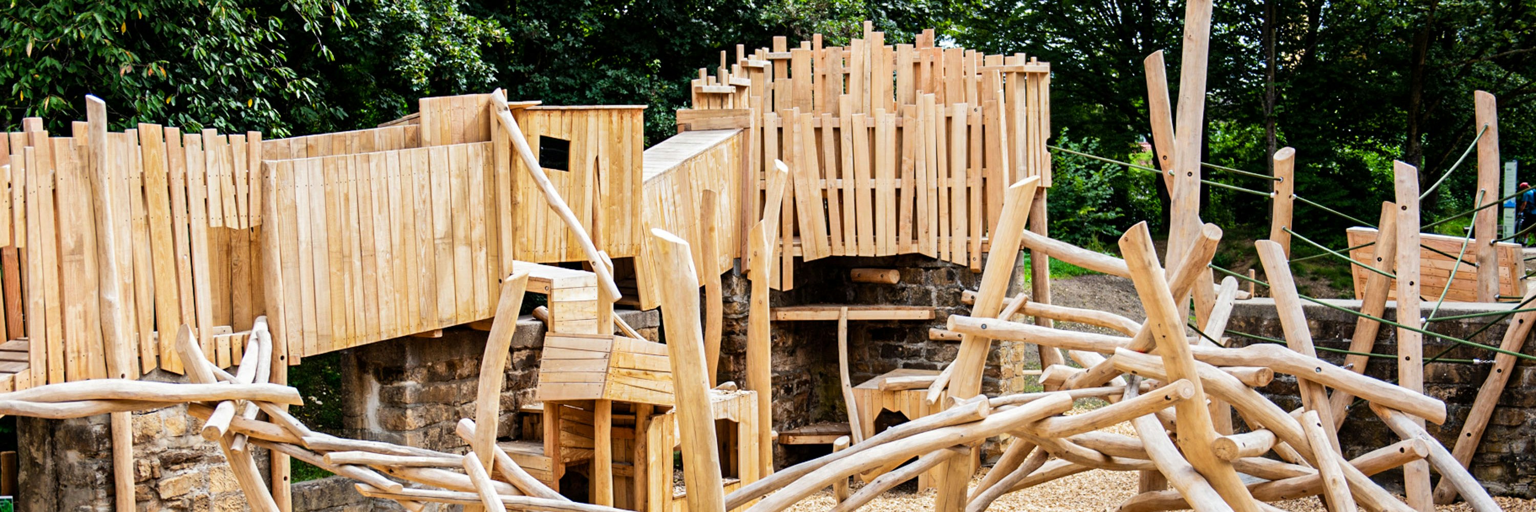 Spielplatz aus Robinie gebaut von der tollerei