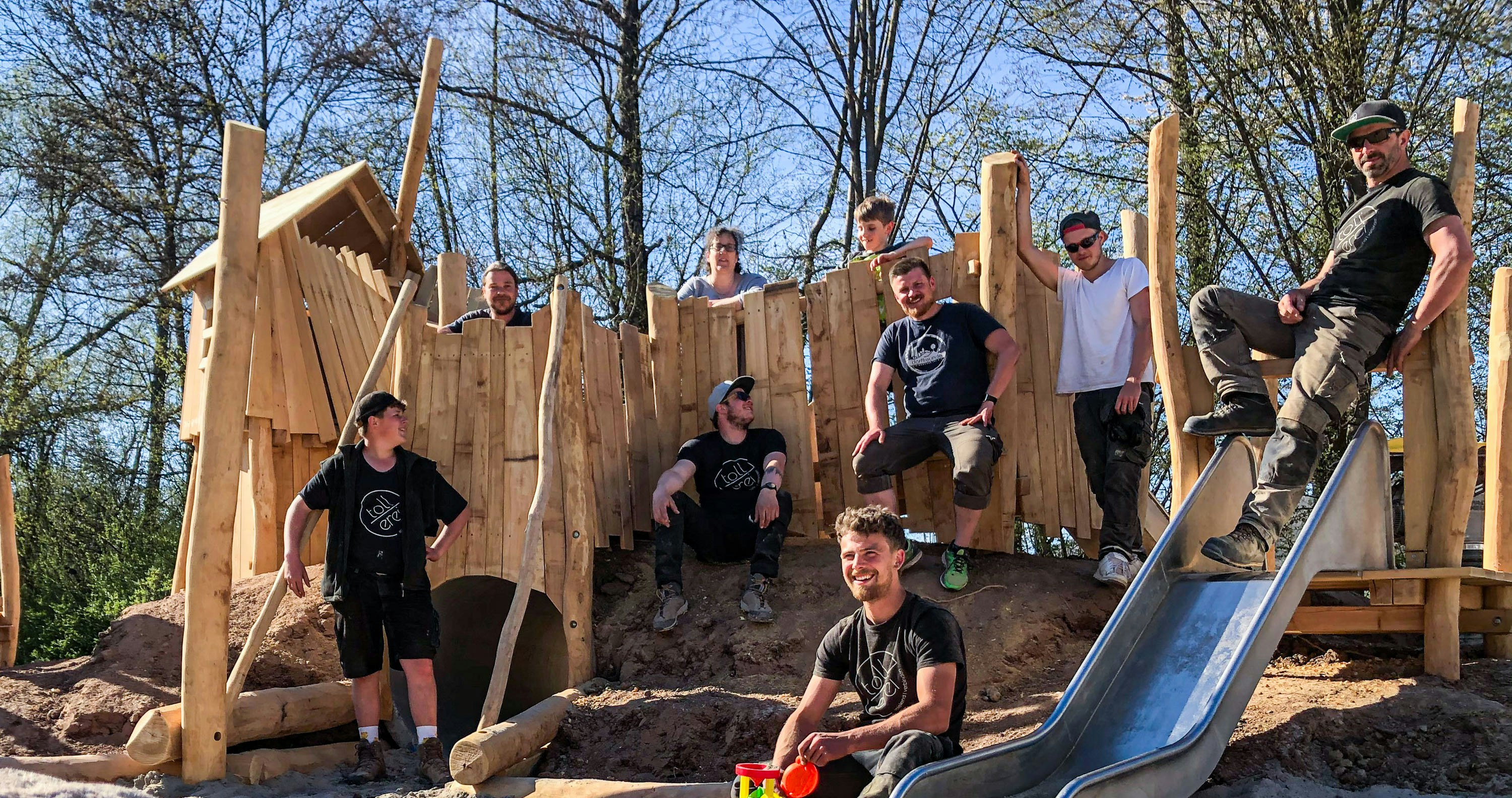 Ein Team der tollerei auf einem fertig gebauten Spielplatz