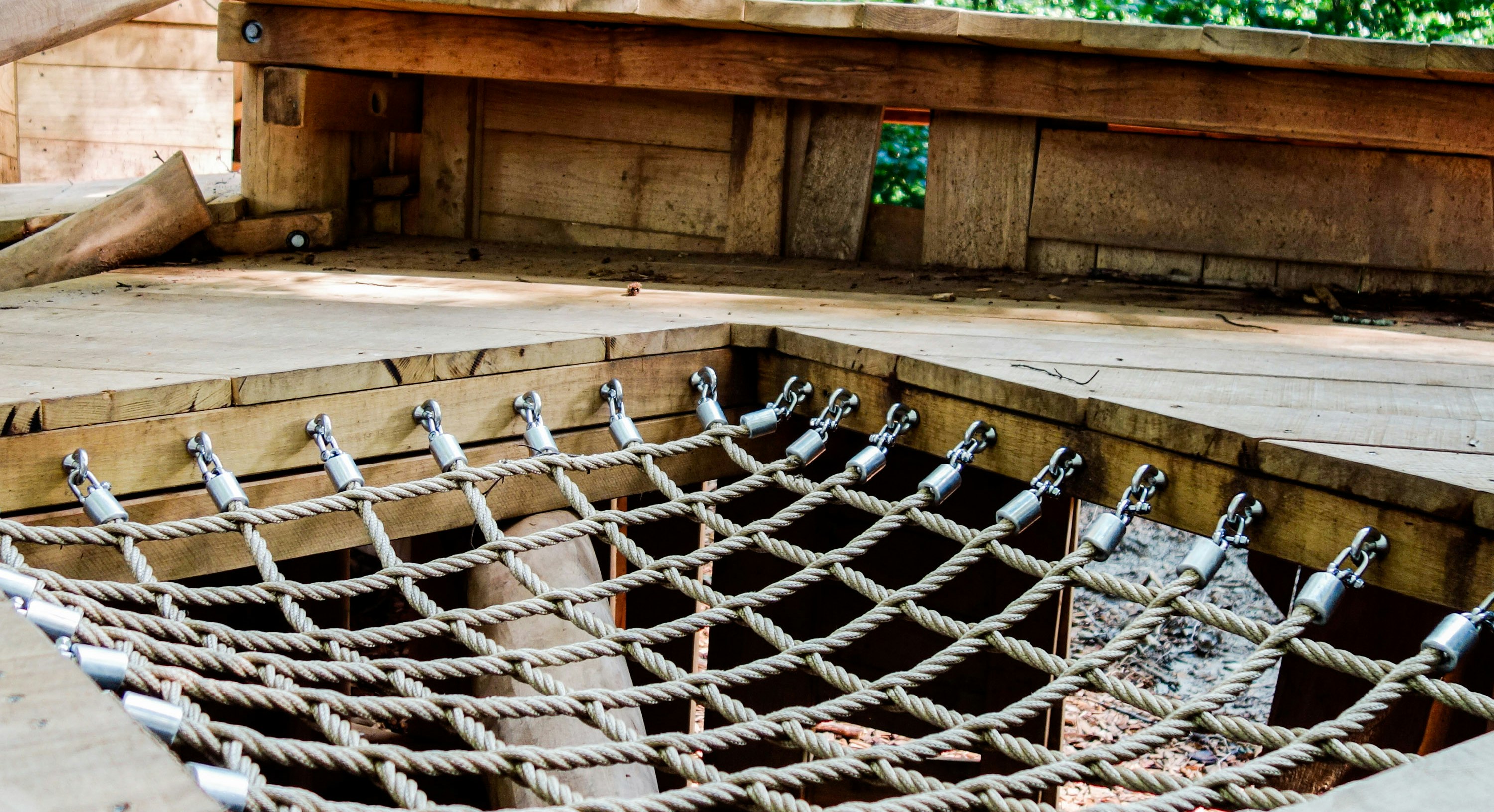 Netz auf einem Spielgerät auf von tollerei gebauten Spielplatz