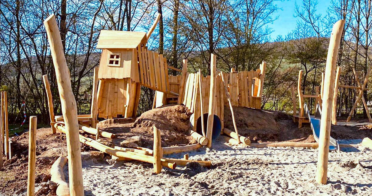 Spielplatz aus Robinienholz mit Sandkasten und Rutsche