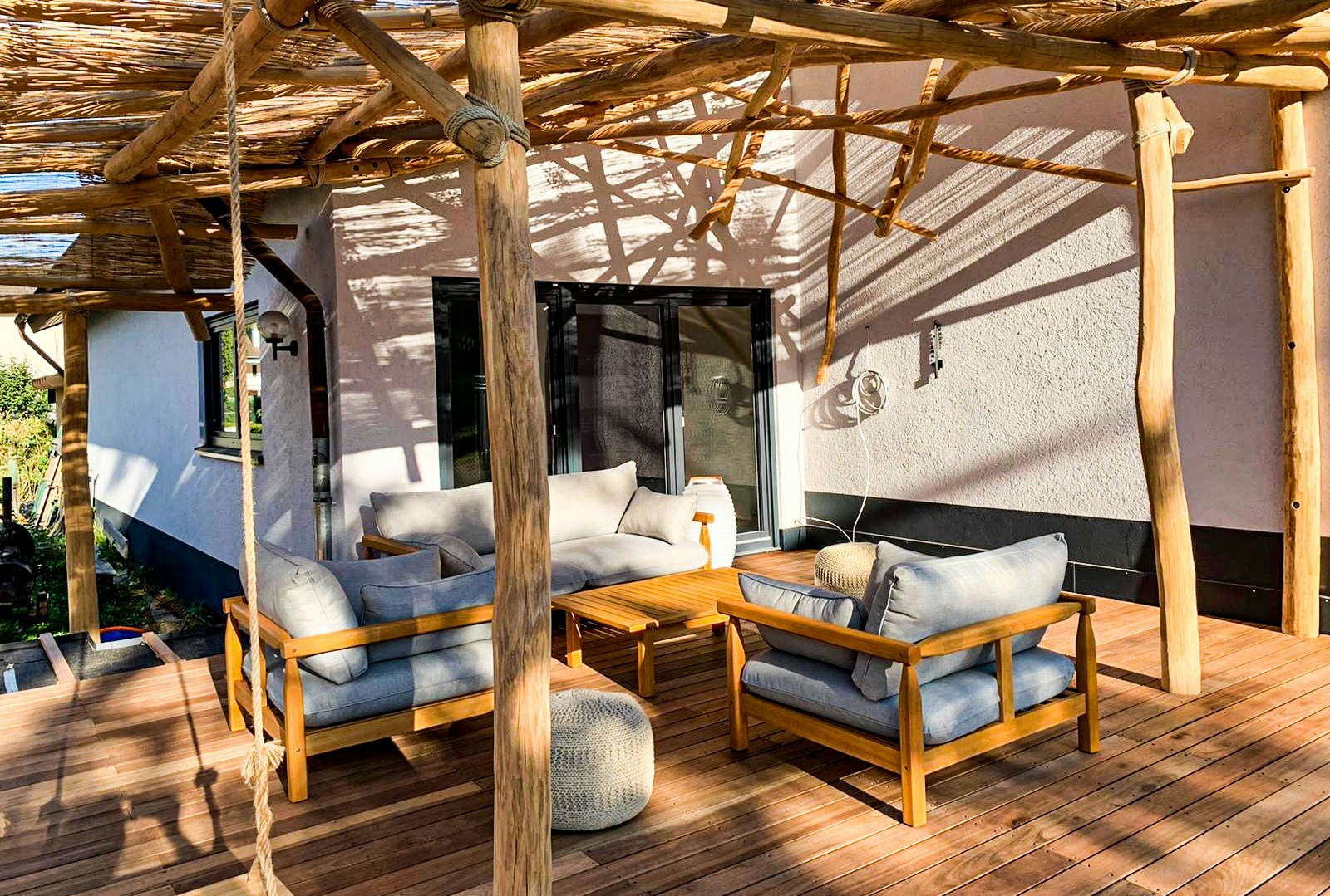 Terasse mit Holzüberdachung aus Robinie