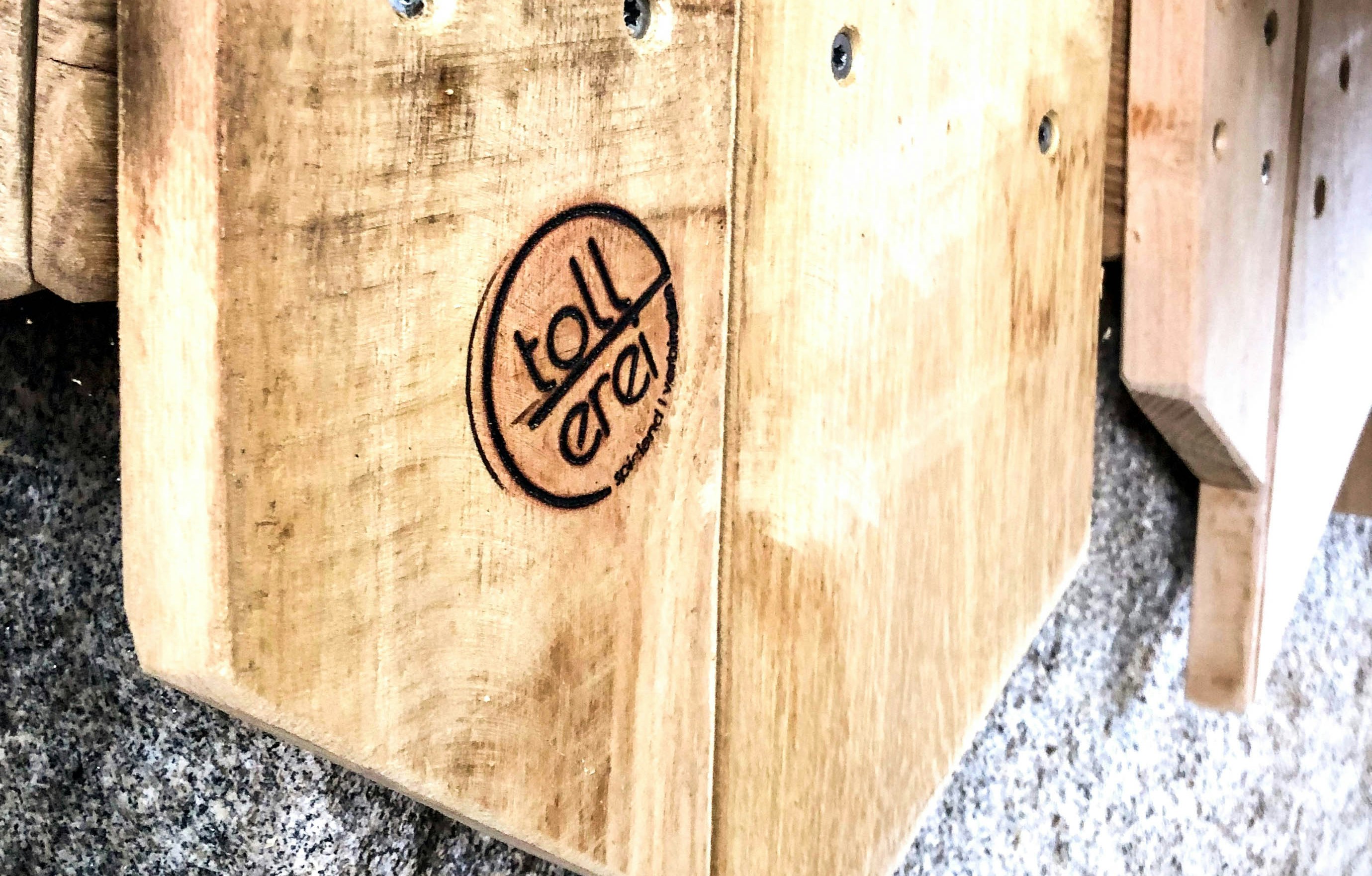 tollerei Brandmark auf Holz