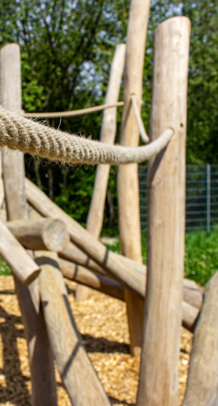 Ein Spielpatz mit Kletterseil und Kletterbalken
