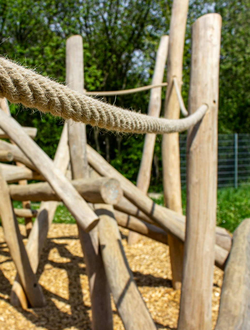 Ein Spielpatz mit Kletterseil und Kletterbalken