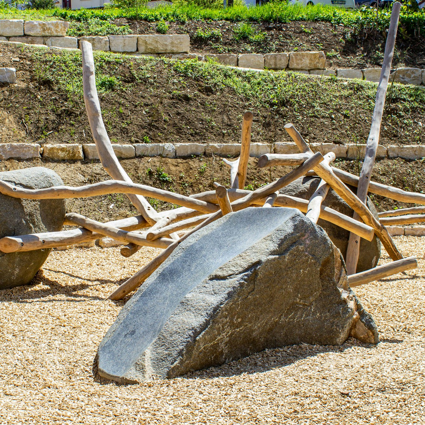 Eine Steinrutsche mit Kletterbalken