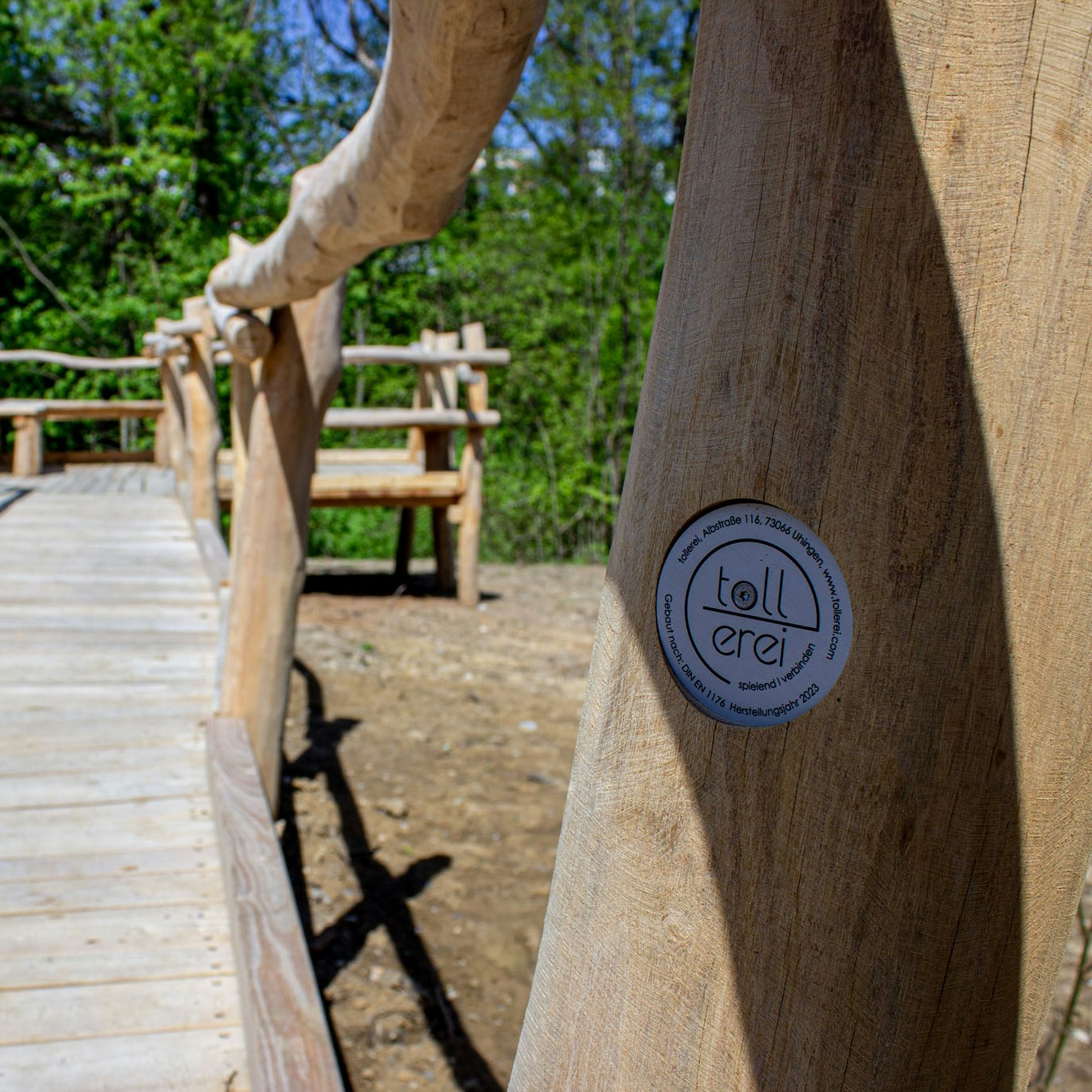 Eine übergehbare Plattform aus Rubinenholz