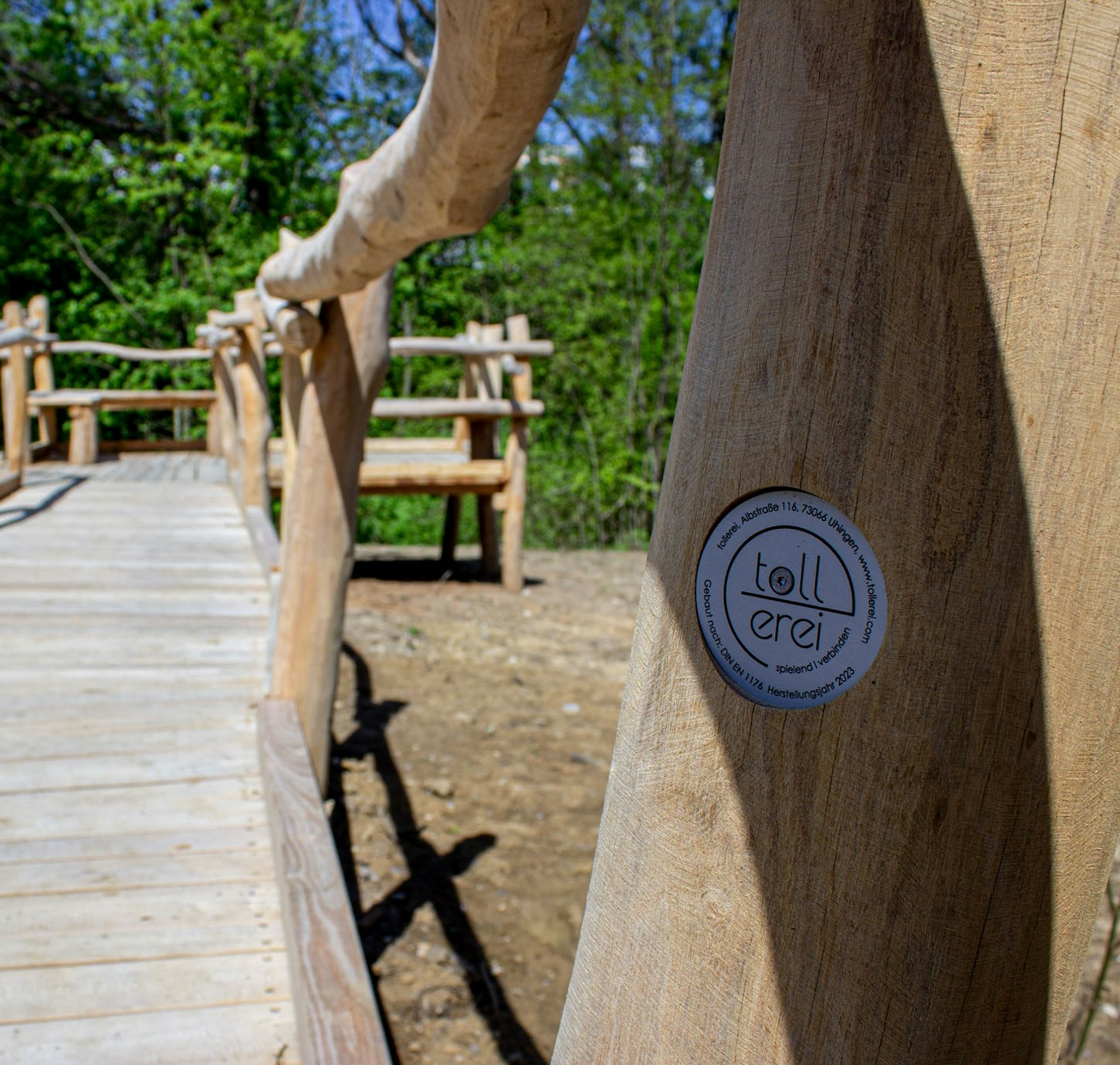 Eine übergehbare Plattform aus Rubinenholz