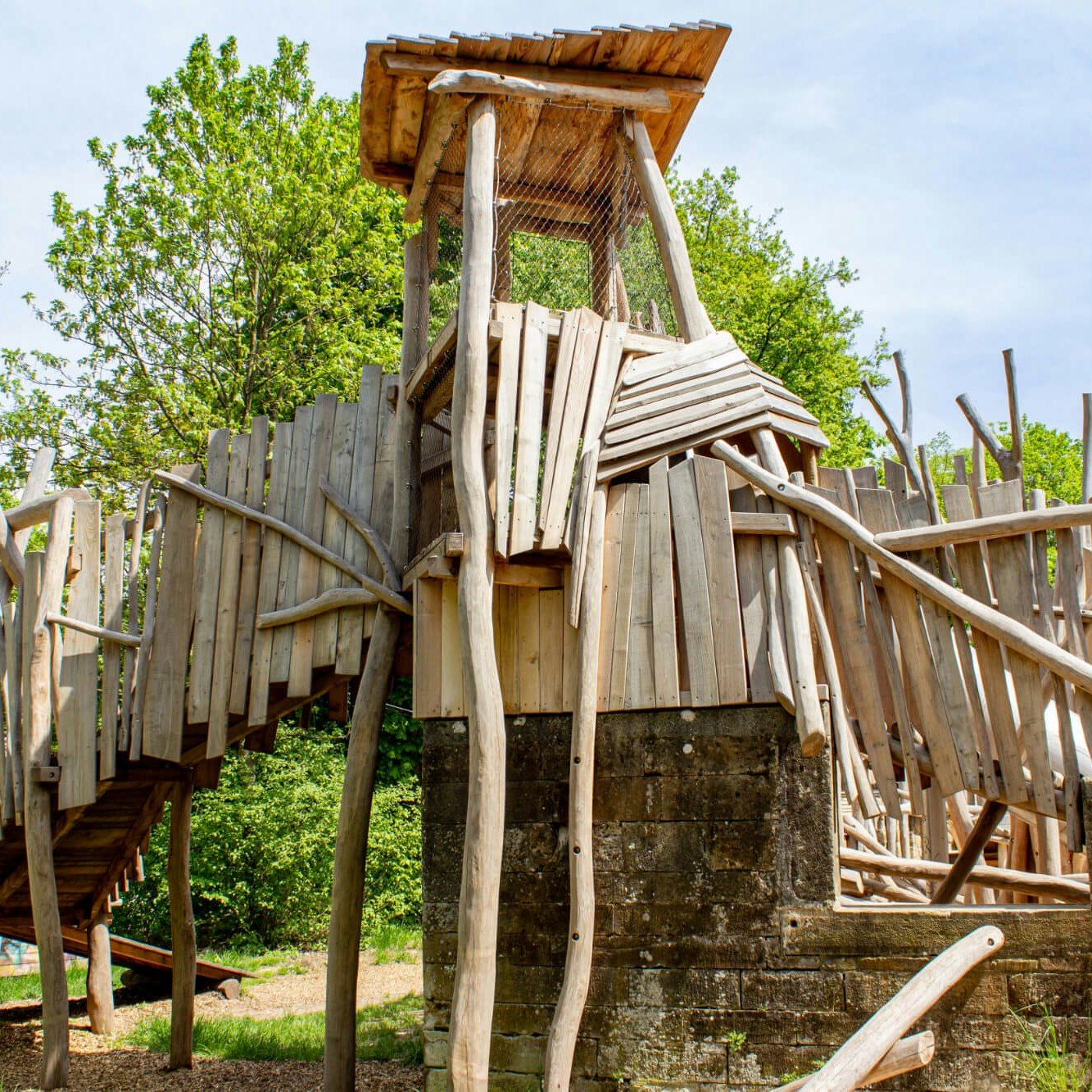 Spielhäuschen in Steinmauer eingebaut in Faurndau