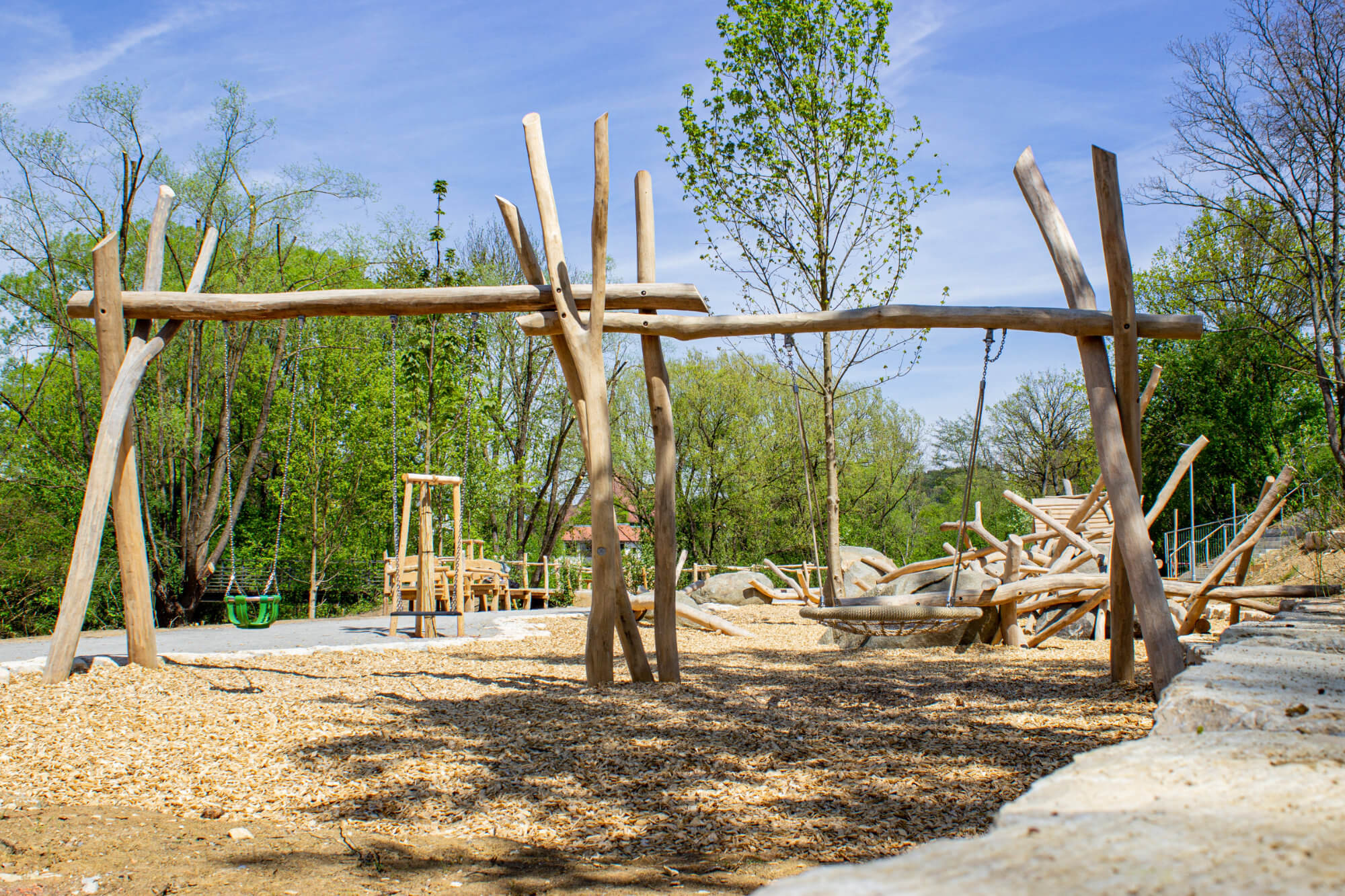Zwei Schaukeln auf dem Spielplatz Rechberghausen