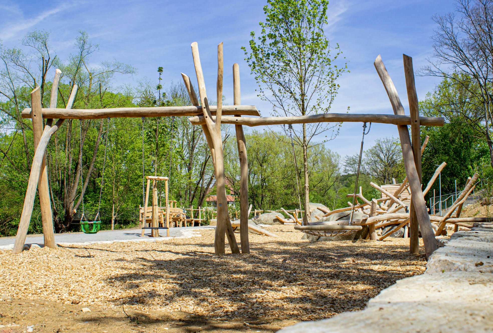 Zwei Schaukeln auf dem Spielplatz Rechberghausen