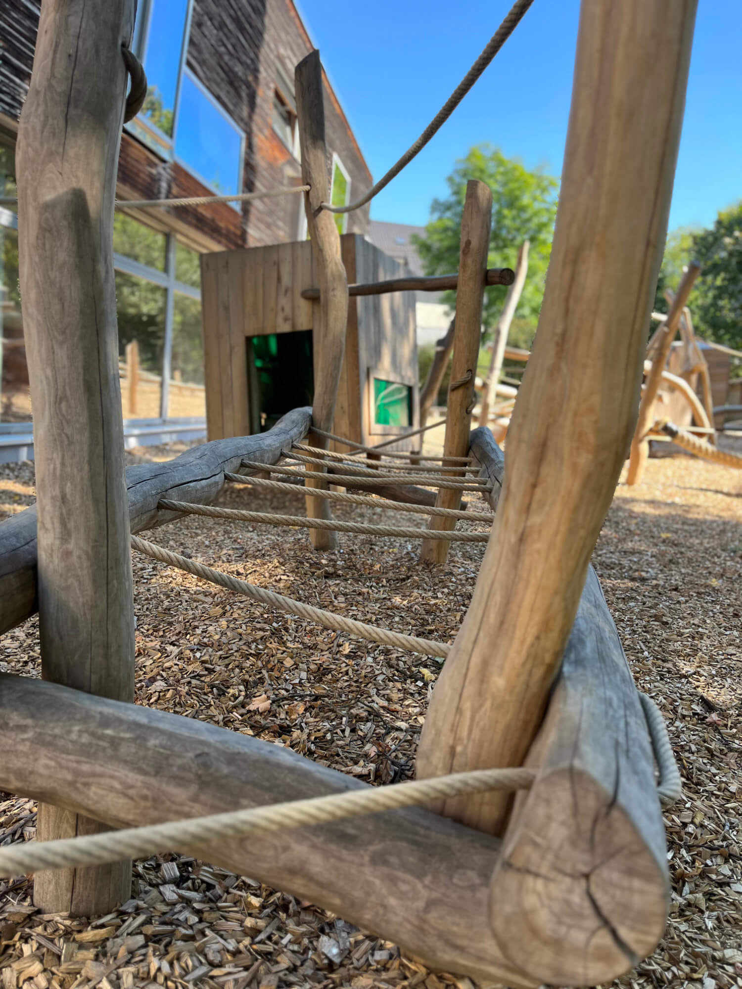 Eine hölzerne Spielstruktur auf einem Spielplatz.