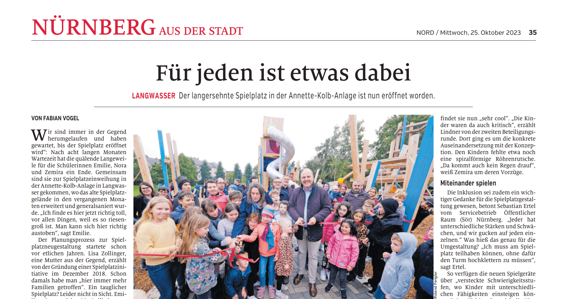 Ein Zeitungsausschnitt mit der Überschrift "Für jeden ist etwas dabei". Untertitel: "LANGWASSER Der langersehnte Spielplatz in der Annette-Kolb-Anlage ist nun eröffnet worden". Es gibt einen Textbereich, der über den neuen Spielplatz in Langwasser berichtet. In der Mitte befindet sich ein Foto von einem Bürgermeister namens Christian Vogel, der neben einer Gruppe von Kindern steht und auf eine neu eröffnete Spielplatzstruktur zeigt. Es gibt mehrere kleinere Textabschnitte und Zitate im gesamten Artikel. Der Hintergrund des Zeitungsausschnitts ist weiß mit schwarzer und roter Schrift.