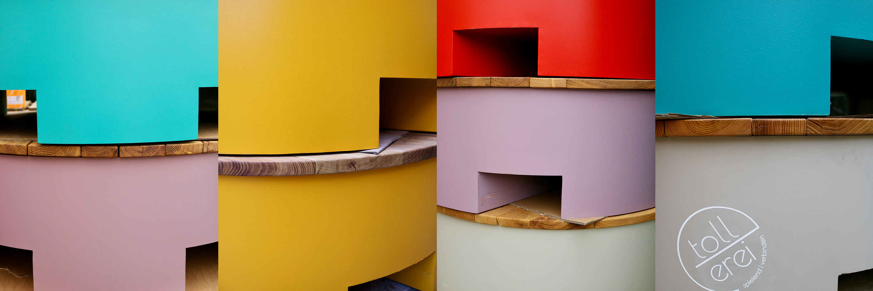 Farbige, geschwungene Strukturen mit Holzleisten sind in Nahaufnahme zu sehen; die Farben umfassen Türkis, Gelb, Rot und Beige. Auf der rechten Tafel steht in weißer Schrift „tollerei“.