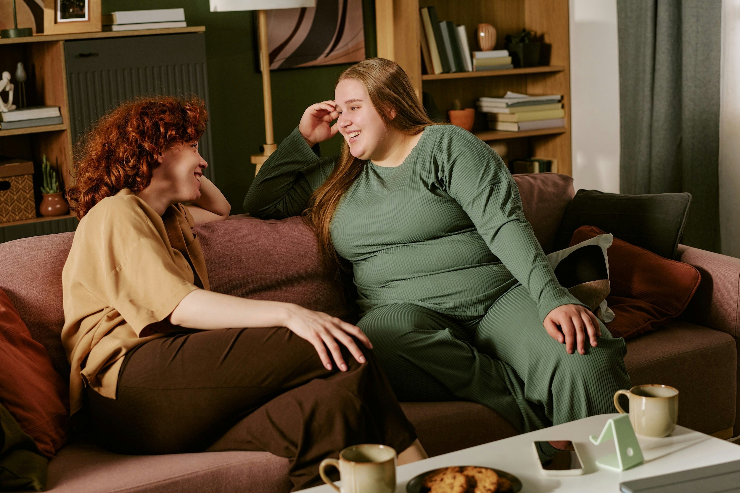 Vendinder snakker og griner i sofa