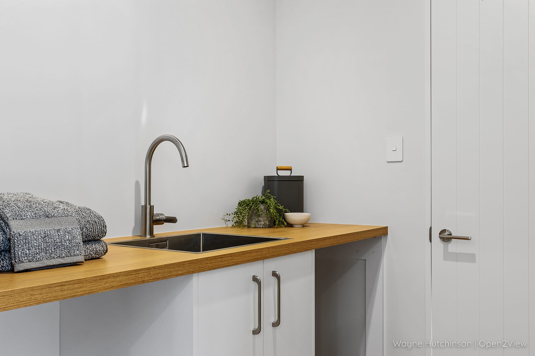 10 Roche Court - indoors, sink faucet, room