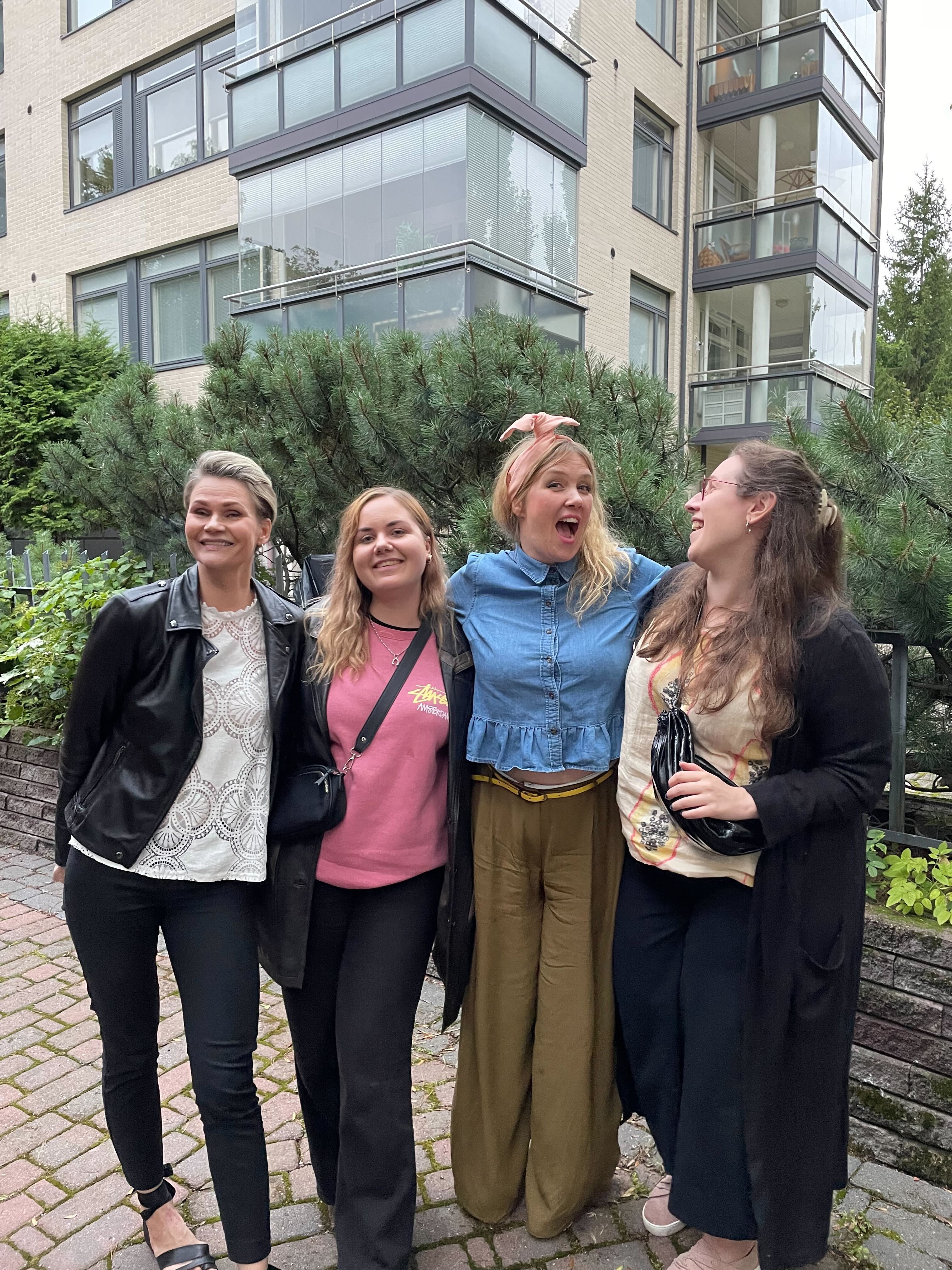 Yhteiskuva: Auli, Emilia, Annu ja Jessica