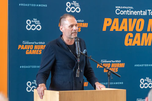 Eka Ruola tiedotustilaisuudessa