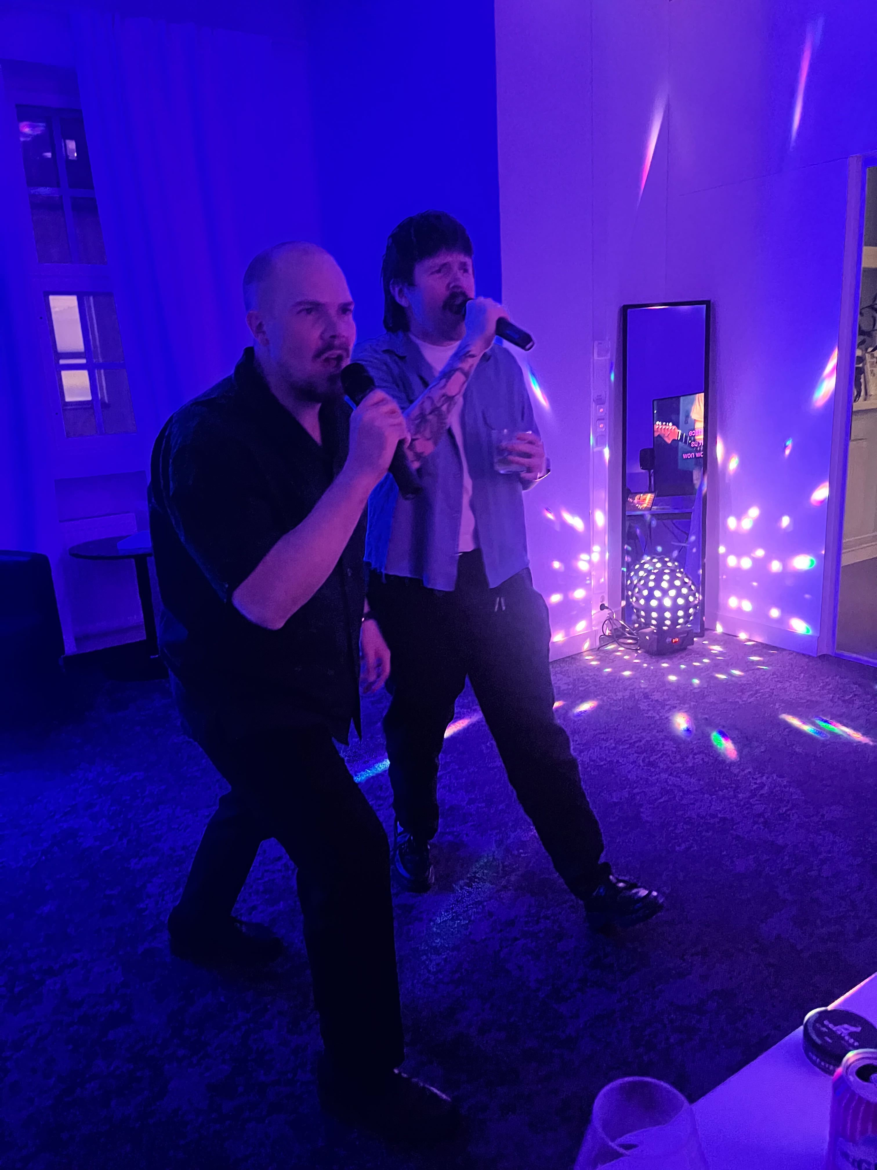 Simo ja Eero laulamssa karaokea