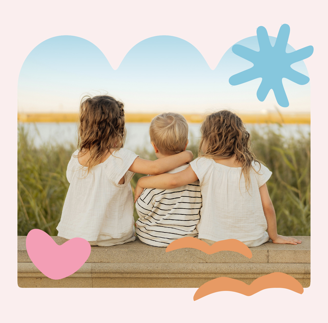 kolme lasta istuu laiturilla