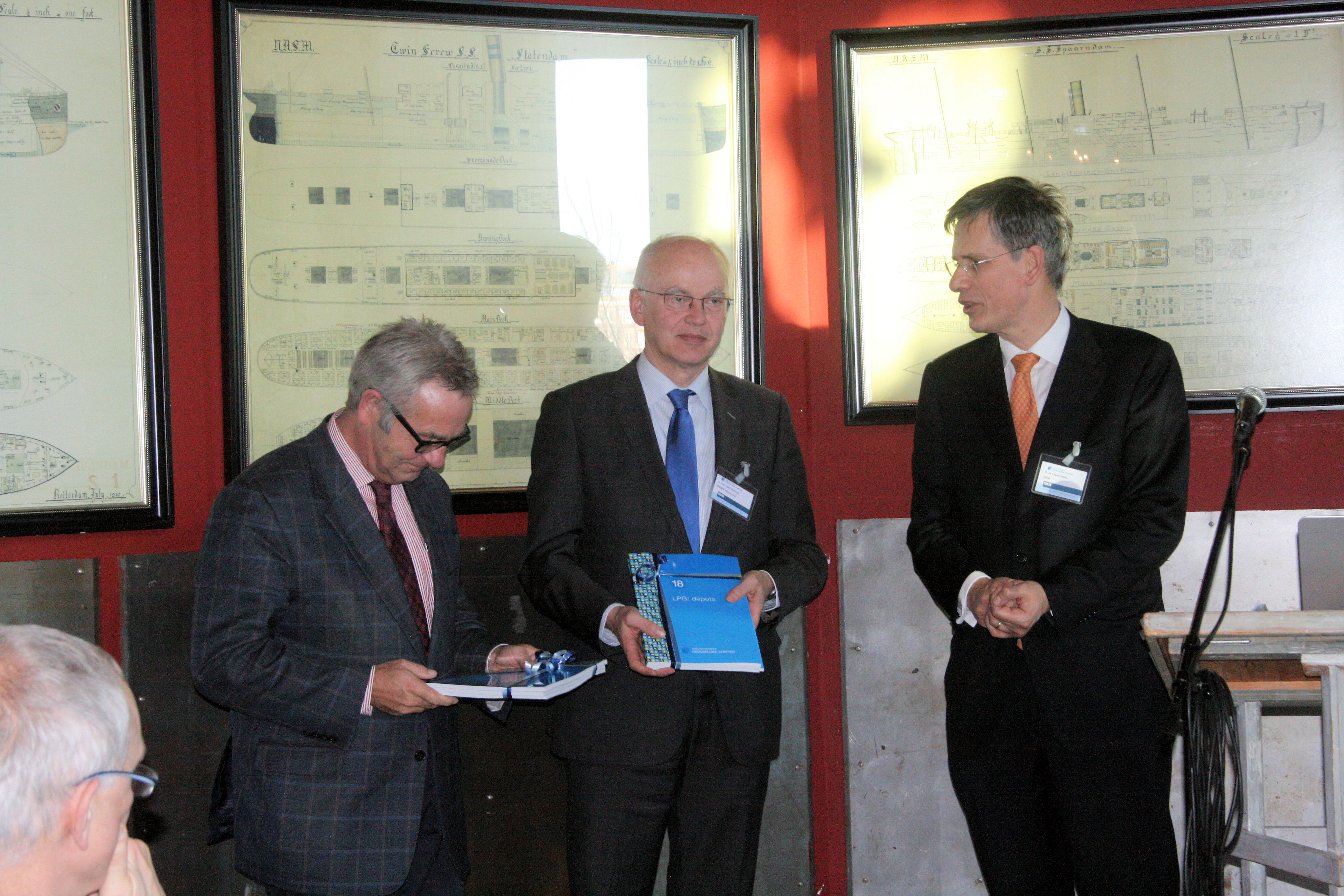 Overhandiging PGS-publicaties aan Jan van den Heuvel en Peter Torbijn.