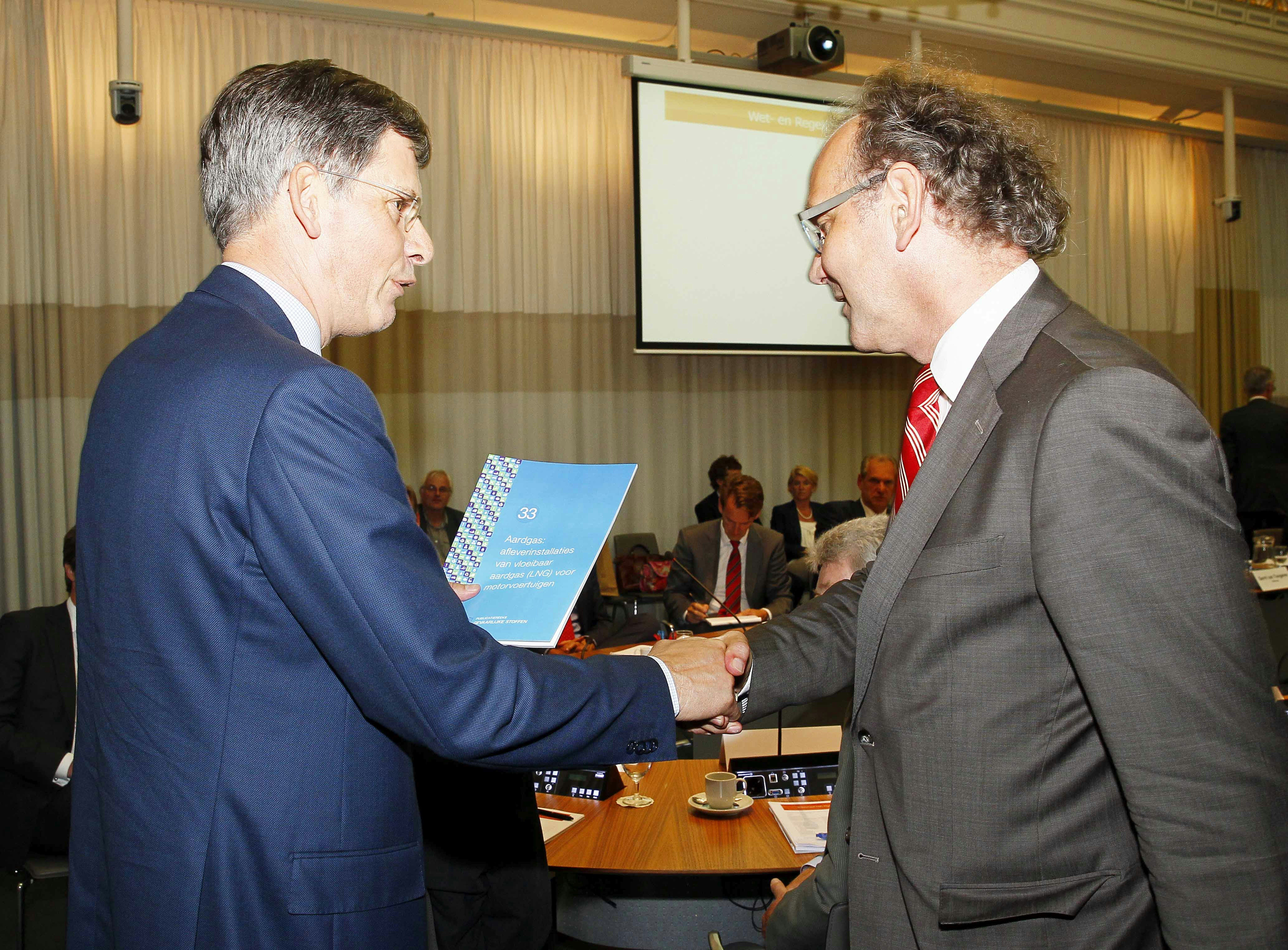 Piet-Hein Daverveldt overhandigt PGS 33-1 aan Jos de Groot