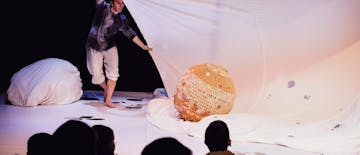 Rumena pika na nebu