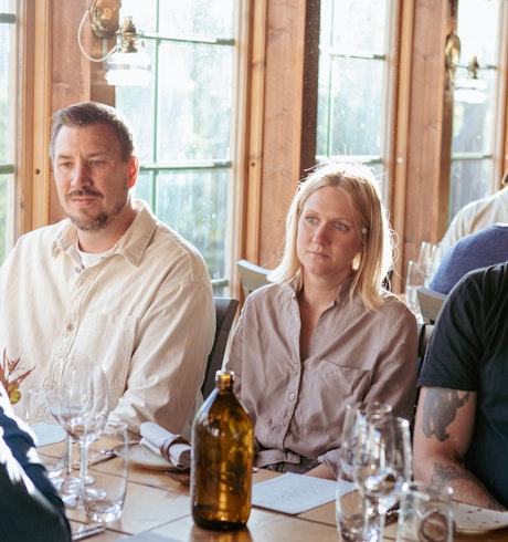 På Buustamons Fjällgård för middag 2 admin och 2 utvecklare sitter runt ett bord på restaurang i Åre