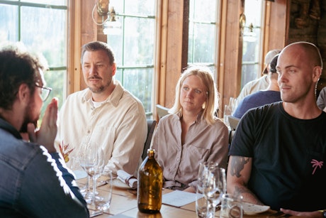 2 admin och 2 utvecklare sitter runt ett bord på restaurang i Åre