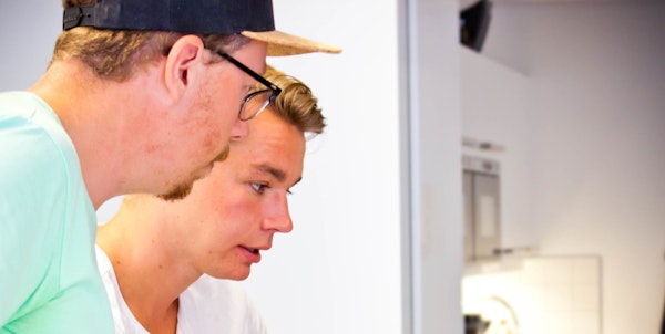 Två personer tittar på en skärm