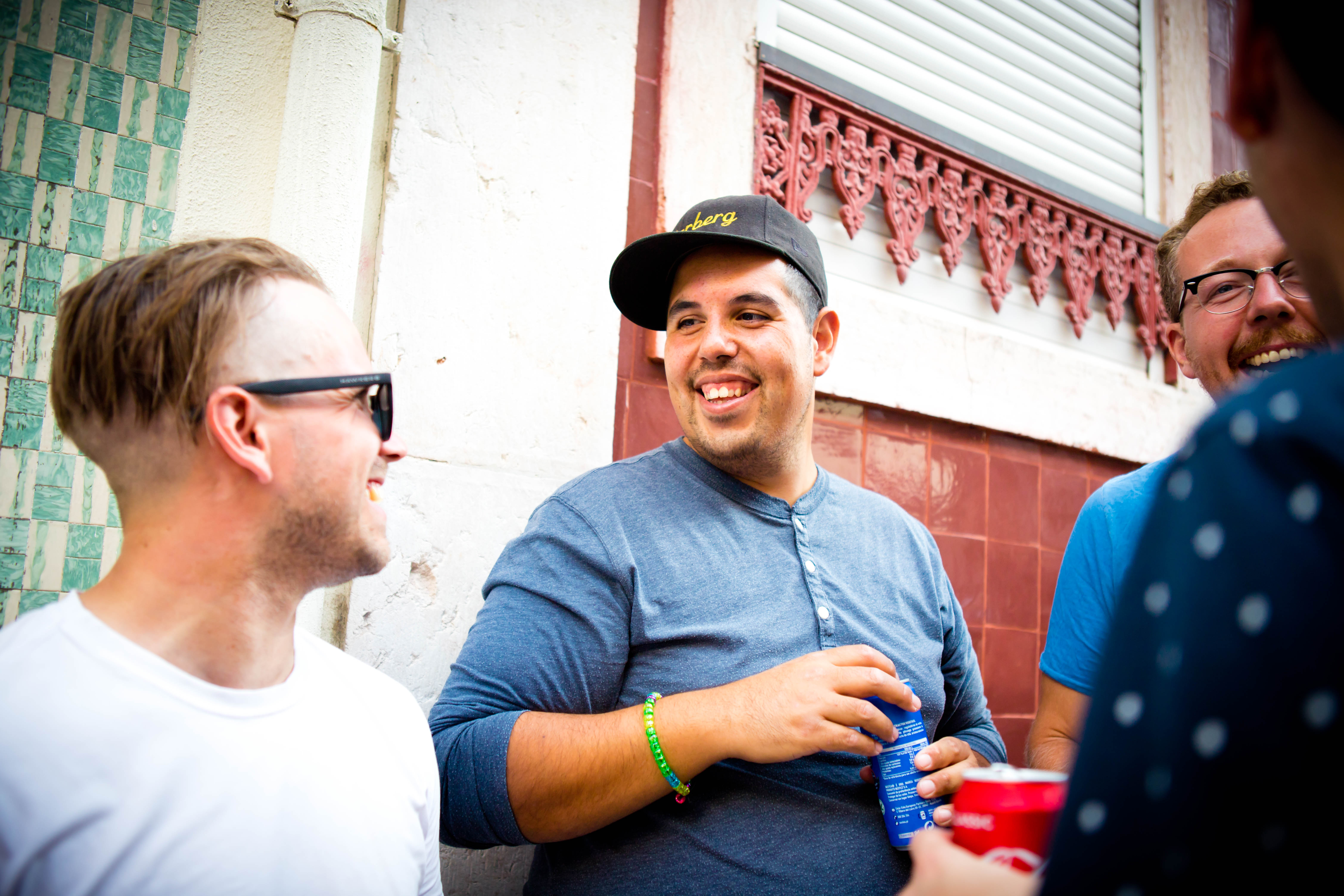 2 utvecklare och en CTO utanför hotellet i Lissabon