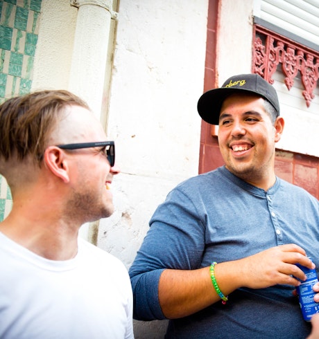 2 utvecklare och en CTO utanför hotellet i Lissabon