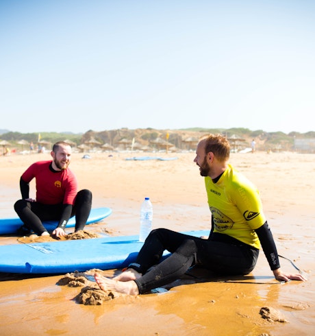 2 utvecklare hänger på stranden i Portugal