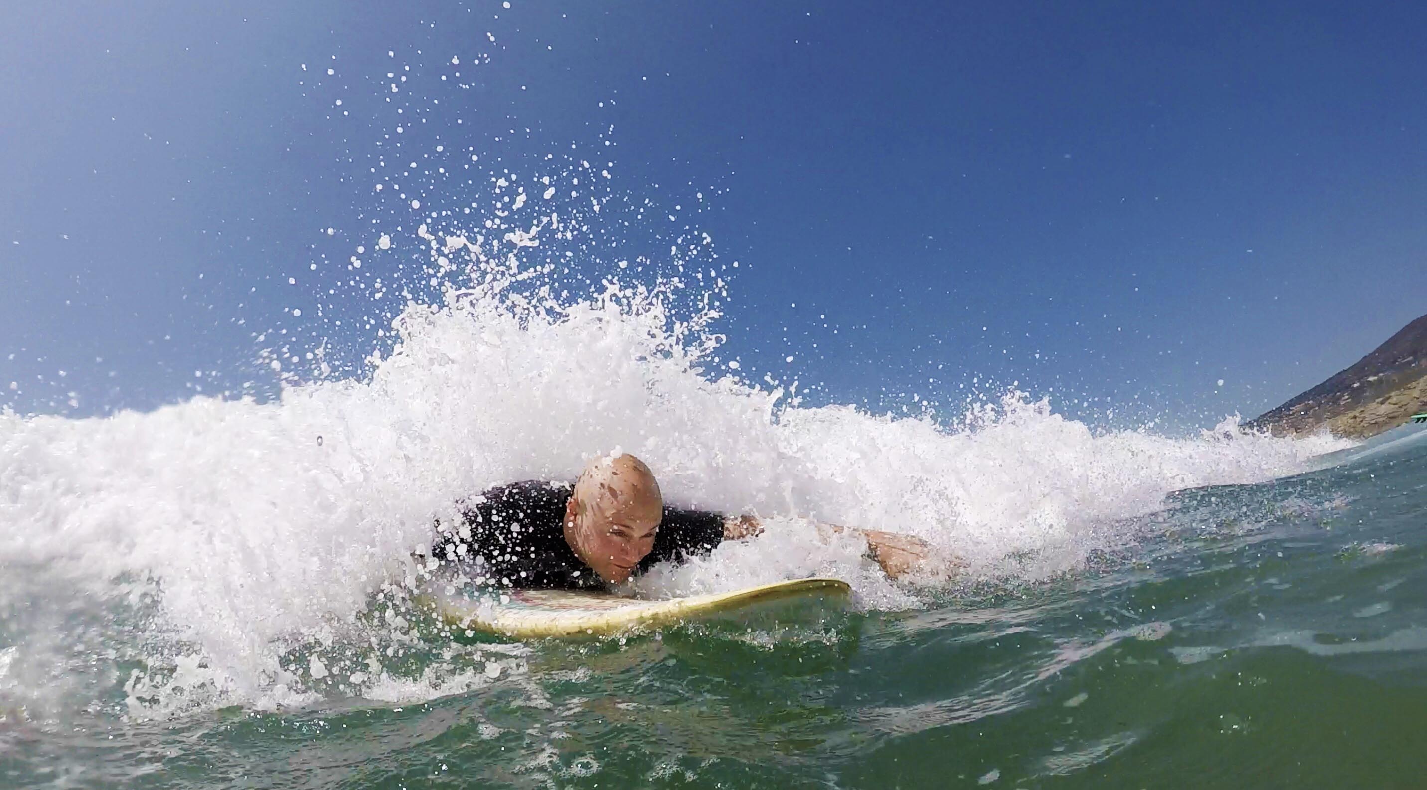 Surfande säljare fångar en våg i Portugal