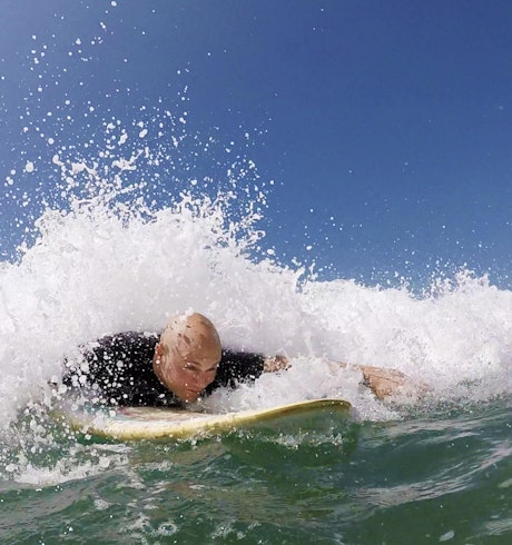 Surfande säljare fångar en våg i Portugal