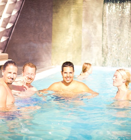 Ett gäng utvecklare i takpoolen i Lissabon