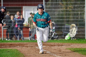 Simon som springer på en baseball plan