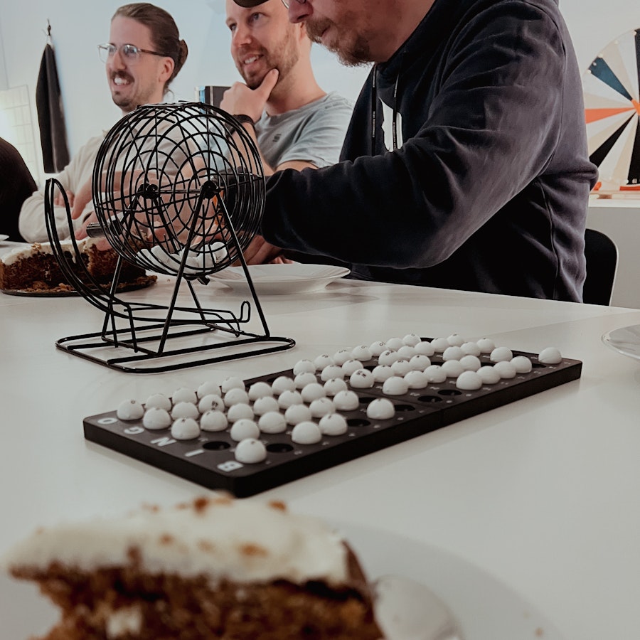En bild på en tombola, kollegor som skrattar och kaka