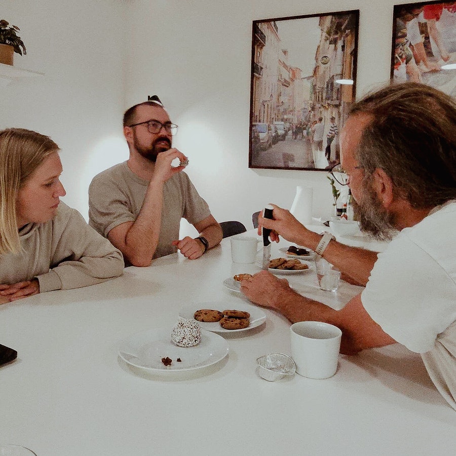 Flera i teamet sitter och fikar tillsammans