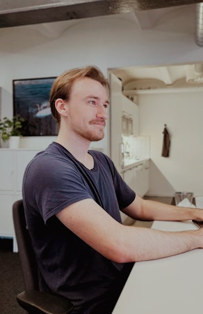 Sebastian som sitter och jobbar